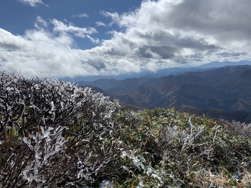 うひょー！まさか雪が降るとは！平標山登山に行ってきました。